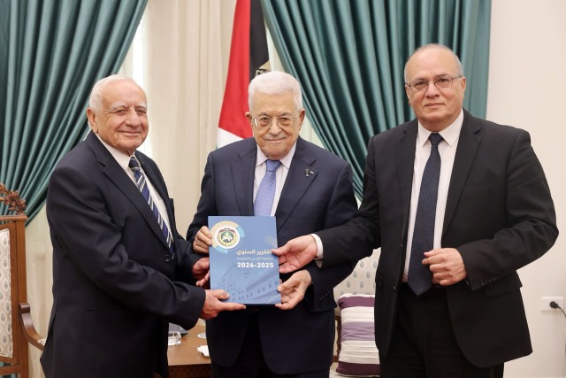 الرئيس عباس يتسلم التقرير السنوي لجامعة القدس المفتوحة