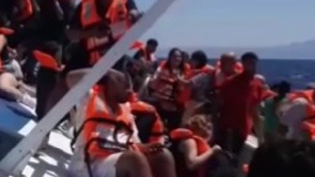 بالفيديو - انقلاب قارب على متنه نحو 270 شخصاً