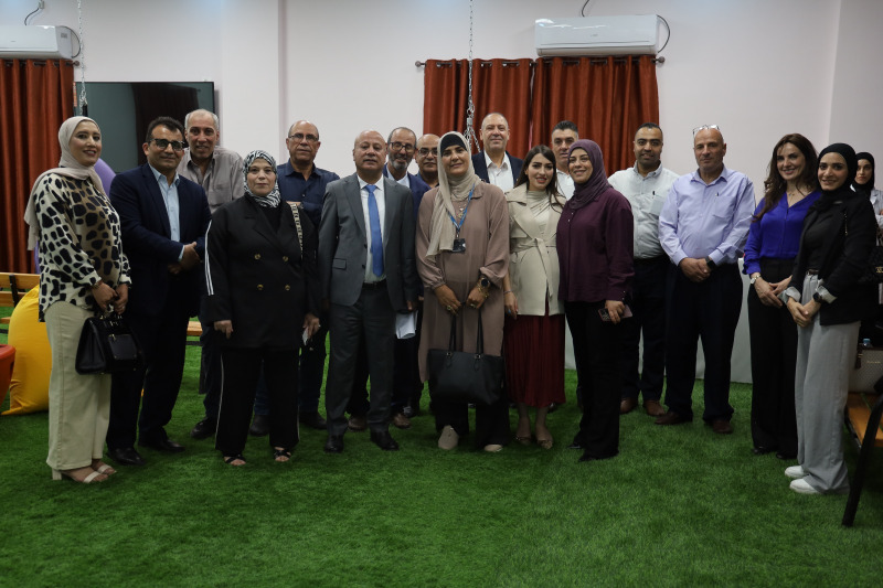 وفد برلماني ياباني يتفقد مخيم الجلزون برفقة د. أبو هولي للاطلاع على المشاريع التنموية المدعومة من "جايكا"