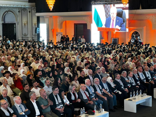 الرئيس عباس بحفل تخريج طلبة مؤسسة محمود عباس: الاستثمار في الإنسان صمود وحفاظ على الهوية