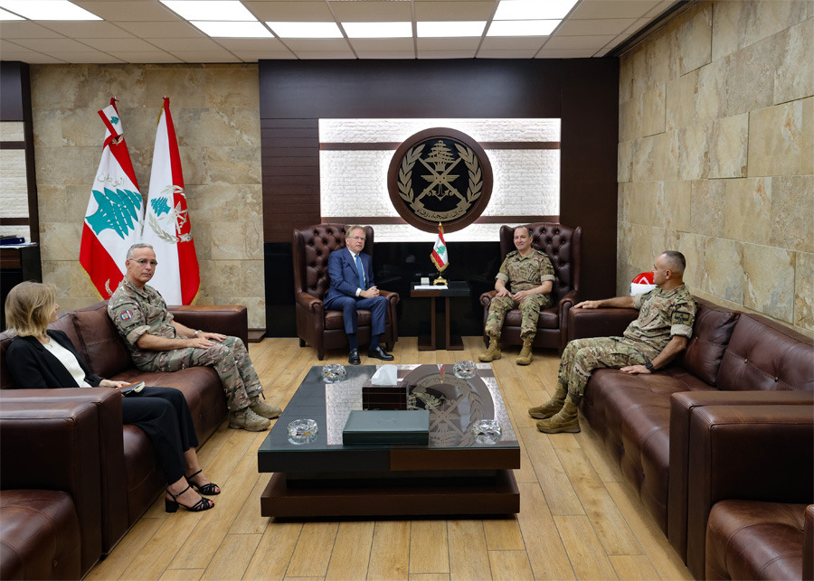 العماد هيكل يبحث مع السفير الفرنسي التحضيرات لمؤتمر دعم الجيش