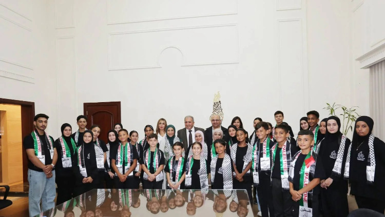 السفير الاسعد يستقبل فرقة الكوفية للتراث الفلسطيني