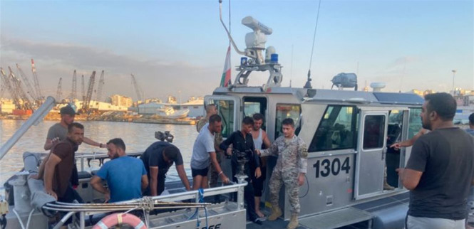 الجيش يعلن إنقاذ 21 شخصاً بعد تعطل مركب تهريب قبالة طرابلس