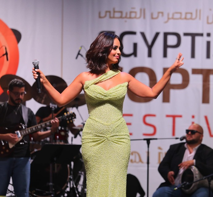 رنا سماحة تتألق أمام أكثر من 15 ألف متفرج في المهرجان المصري القبطي بكندا.. وتفاجئ الجمهور بالغناء مع حميد الشاعري