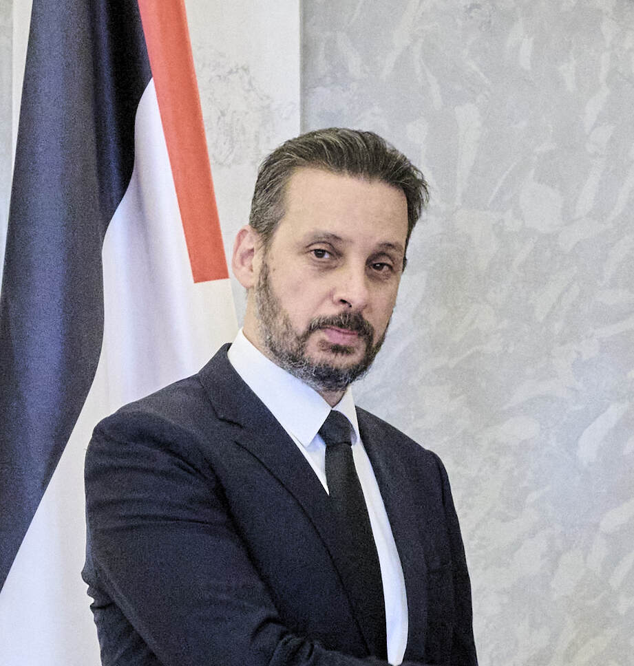 سفير فلسطين لدى إسبانيا يتفقد جرحى من غزة يعالجون في مدريد