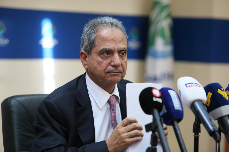 وزير الطاقة يكشف سبب تراجع التغذية الكهربائية في لبنان