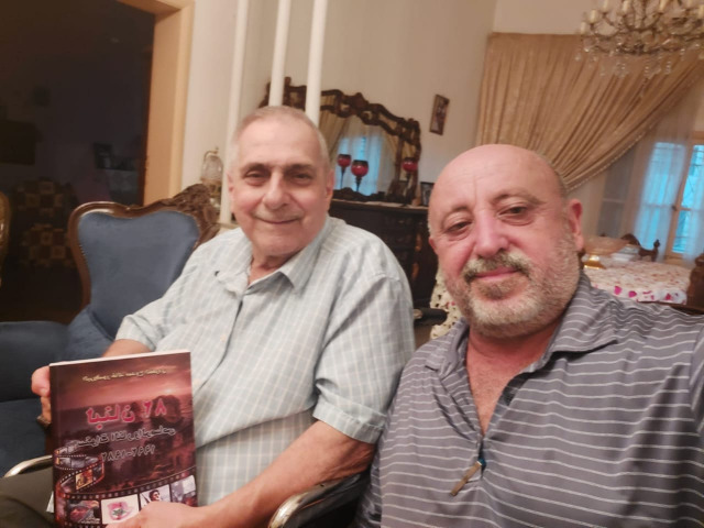 خالد الكردي يزور الصحافي أحمد الغربي ويهديه كتابه "لبنان 82... سنوات النار والرصاص"