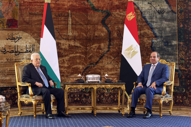 الرئيس عباس ونظيره المصري يبحثان تطورات القضية الفلسطينية في القاهرة