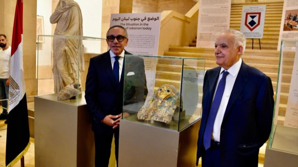 لبنان يحبط تهريب قطع أثرية فرعونية.. ووزير الثقافة سلمها للسفير المصري