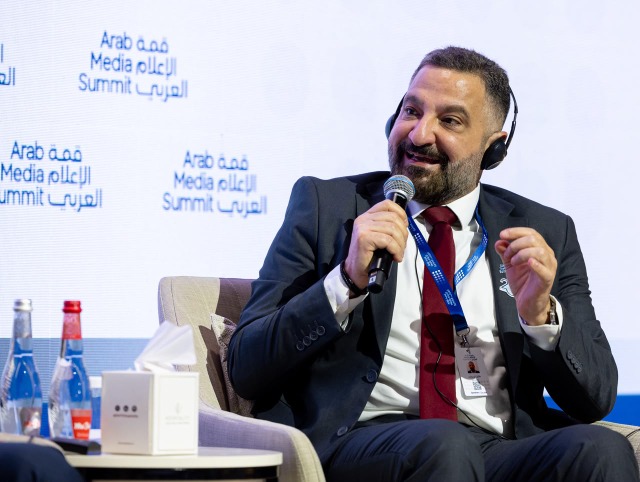 طارق أبوزينب يشارك في جلسة حوارية بقمة الإعلام العربي بدبي بعنوان «كيف يتعامل الإعلام مع أزمات المنطقة؟»