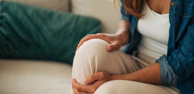 4 أسباب وراء طقطقة الركبة المستمرة.. ما هي؟