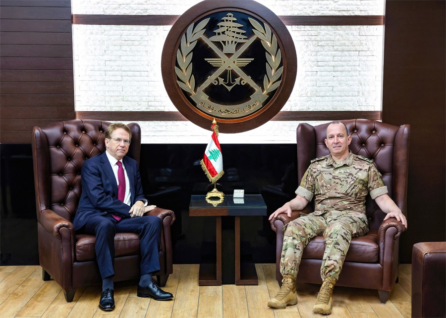 قائد الجيش يستقبل الوزير الفرنسي وجرى عرض المستجدات