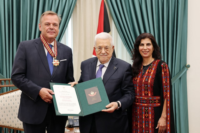 الرئيس عباس يستقبل رئيس مكتب تمثيل هولندا ويقلده وسام نجمة القدس