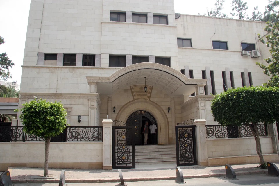 إرفعوا أيديكم عن دار الفتوى