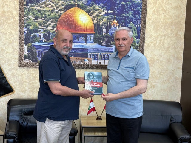 المؤرخ البروفسور خالد الكردي يقدم كتابه "لبنان 82… سنوات النار والرصاص" للزميلين زعيتر