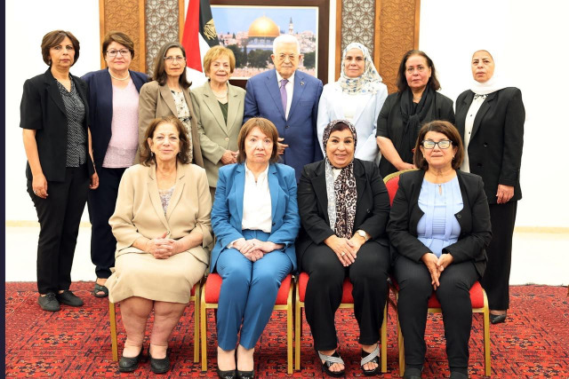 الرئيس عباس يؤكد دعمه لتعزيز حضور المرأة الفلسطينية ومشاركتها في الحياة السياسية