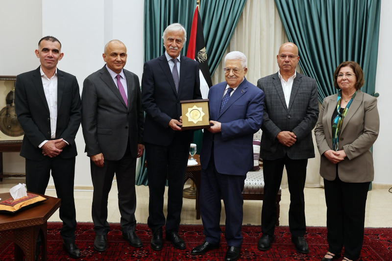 الرئيس عباس يكرم مروان عورتاني ويسلمه درع نجمة دولة فلسطين