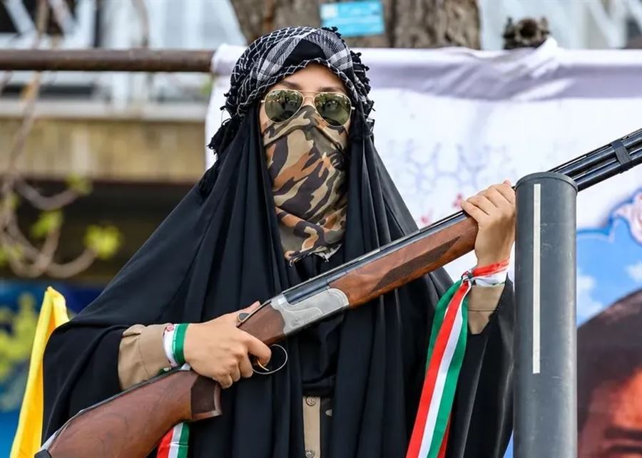 استعدادا لمواجهة جديدة.. إيران تدرب نساءها على السلاح!
