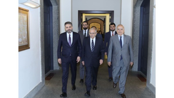 رئيس الحكومة يتسلّم سيفاً دمشقياً من وزير الثقافة السوري: الروابط التاريخية والثقافية تعزّز التعاون بين البلدين