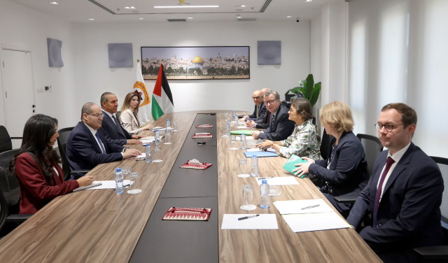 الشيخ يبحث مع وزير الدولة للشؤون الخارجية الألماني آخر التطورات السياسية وتعزيز التعاون المشترك