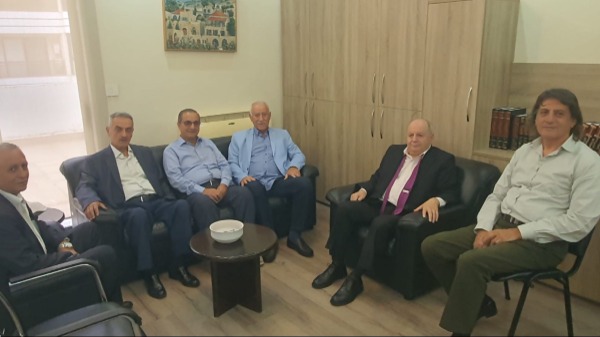 وفد من لجنة متقاعدي منشآت النفط في الزهراني زار بشارة الاسمر مباركا