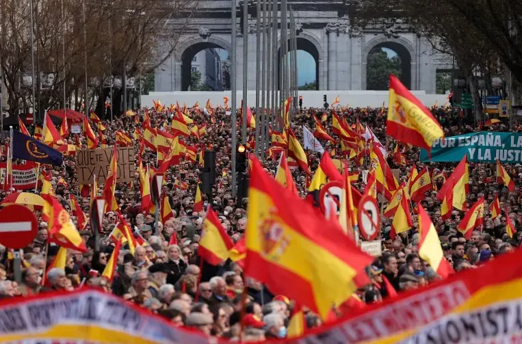 من ديغول إلى فرنسا وإسبانيا اليوم: الاحتجاج الداخلي وحدود الاستقلال في السياسة الخارجية