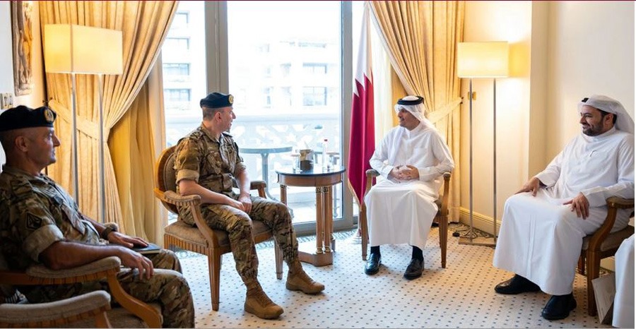 ​رئيس مجلس الوزراء وزير الخارجية القطري يستقبل في مقر إقامته في بيروت قائد الجيش العماد رودولف هيكل