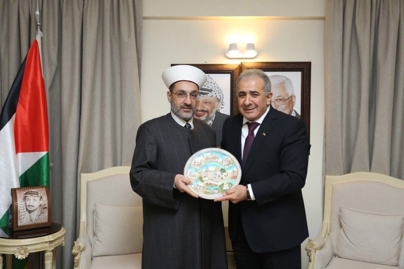 السفير الاسعد يلتقي امام بلدة بر الياس الشيخ وسام عنوز