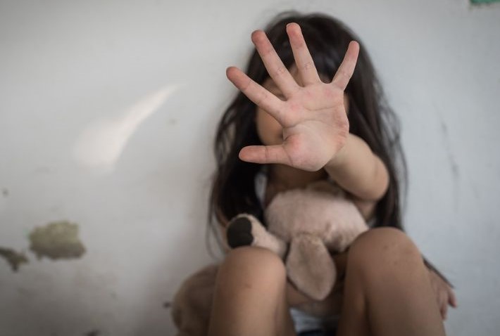 حادثة مقلقة في مخيم نهر البارد... ماذا جرى لطفلة قرب مدرستها؟