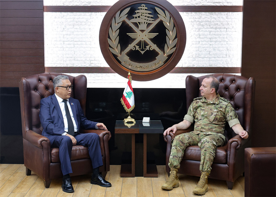 قائد الجيش يستقبل السفير الكازاخستاني وعائلة الشهيد محمد فرحات