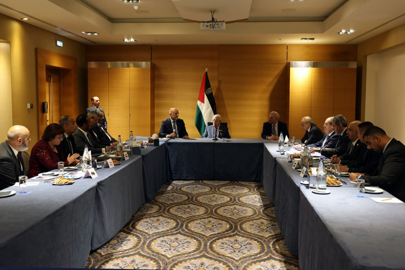 الرئيس عباس يلتقي السفراء العرب في العاصمة القبرصية نيقوسيا