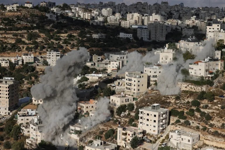 الاحتلال يفجّر منزلي شهيدين في منطقة دير بحّة المحاصرة