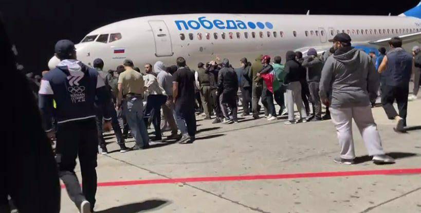 بالفيديو - حشود كبيرة مؤيدة لفلسطين تقتحم مطار في داغستان عند وصول رحلة من "تل أبيب"