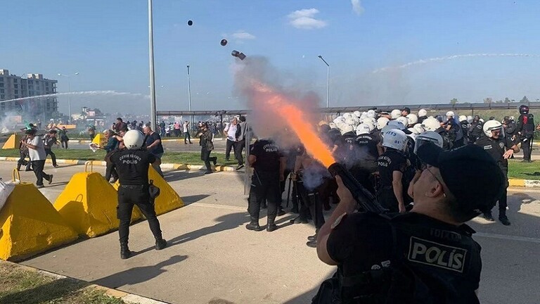 بالفيديو - الشرطة التركية تمنع متظاهرين من اقتحام قاعدة "إنجرليك" الأميركية بالغاز المسيل للدموع