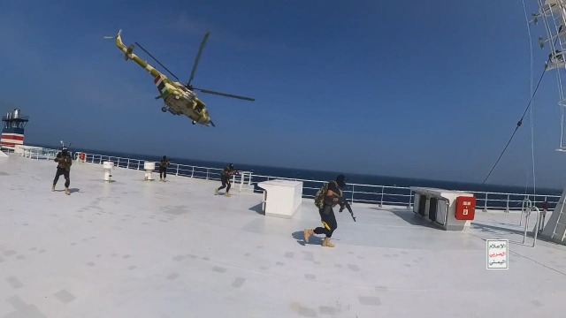 بالفيديو - مشاهد من العملية العسكرية النوعية للقوات المسلحة اليمنية على السفينة الإسرائيلية والسيطرة عليها