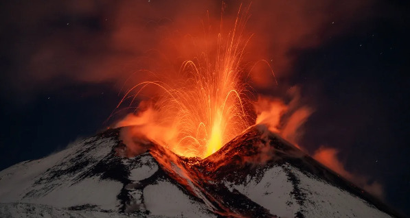 بالفيديو - أكبر بركان نشط في أوروبا يثور رغم الثلوج!