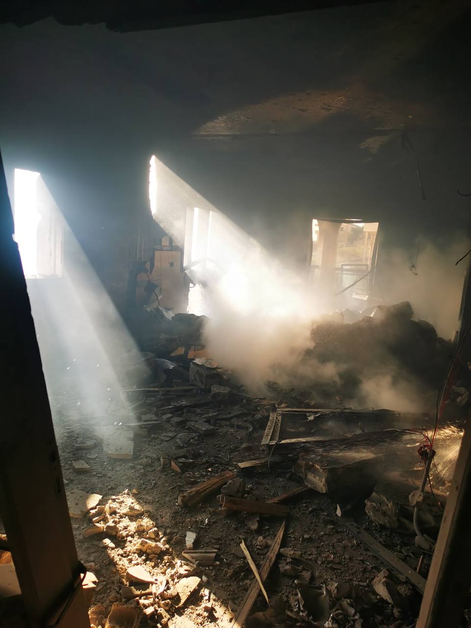 بالفيديو - لحظة استهداف منزل في مارون الراس واندلاع النيران بداخله!