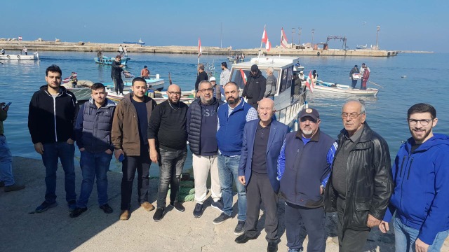 بالصور: مسيرة مراكب بحرية لصيادي الأسماك في صيدا  وفاء للرئيس الشهيد رفيق الحريري في ذكراه الـ19