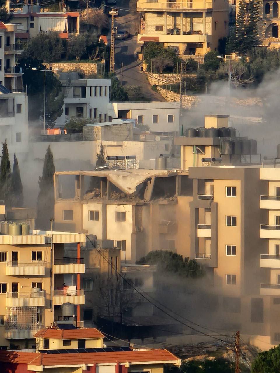 بالفيديو والصور - دمار كبير في شقة سكنية جراء الغارة الاسرائيلية على كفررمان