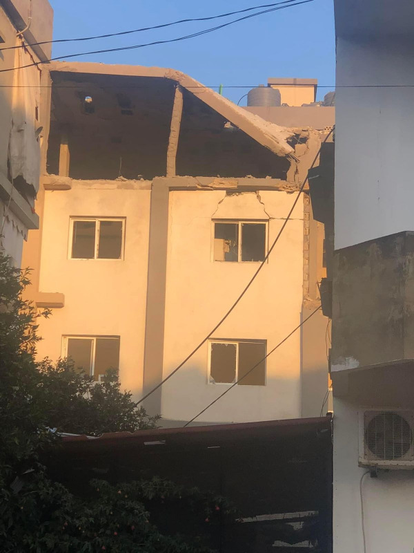 بالفيديو والصور - دمار كبير في شقة سكنية جراء الغارة الاسرائيلية على كفررمان