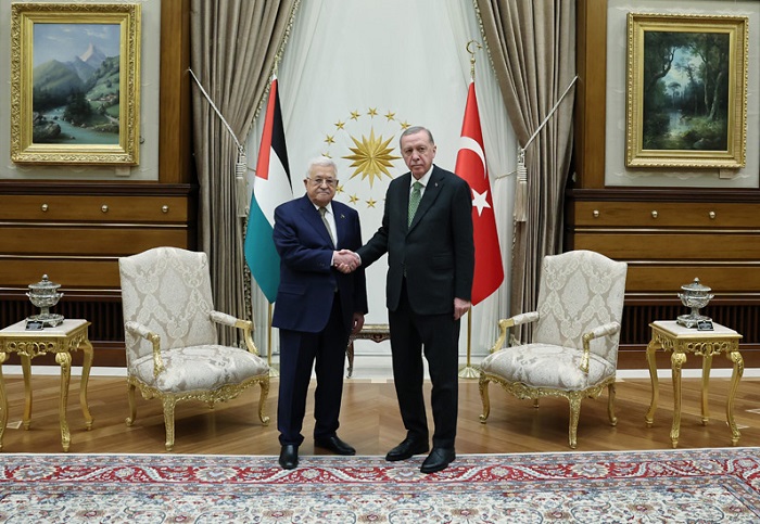 الرئيس عباس يجتمع مع نظيره التركي