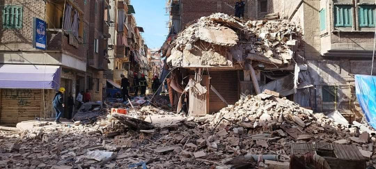 بالفيديو - انهيار مبنى سكني في الإسكندرية فوق رؤوس ساكنيه!