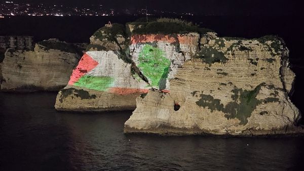 بالصور .. صخرة الروشة تضاء بالعلم الفلسطيني!