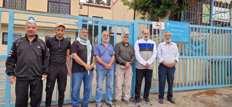 الفصائل الفلسطينية تغلق مكتب "الأونروا" في صيدا احتجاجًا على السياسات التعسفية والتمييزية...