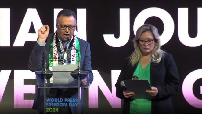 أبو بكر يتسلم جائزة "اليونسكو لحرية الصحافة" 2024 الممنوحة للصحافيين في غزة