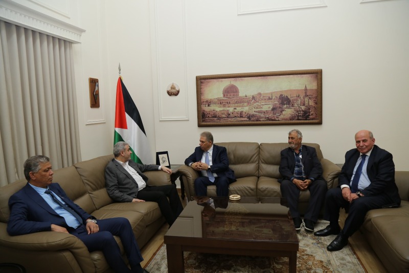السفير دبور يلتقي وزير العمل اللبناني مصطفى بيرم