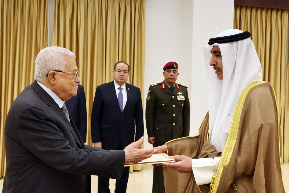 الرئيس  عباس يتقبل أوراق اعتماد سفير دولة الكويت لدى دولة فلسطين