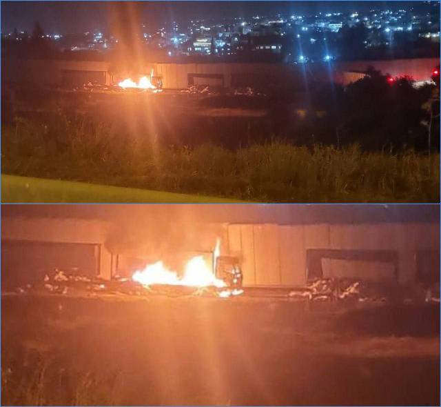 بالفيديو - مستوطنون يحرقون وينهبون شاحنات مساعدات في طريقها إلى غزة!