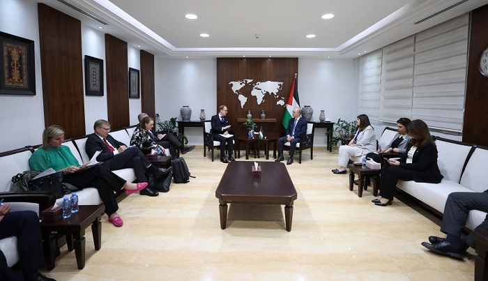 رئيس الوزراء الفلسطيني د. مصطفى يبحث مع وزير خارجية السويد الجهود الإغاثية في غزة ووقف اعتداءات جيش الاحتلال والمستعمرين بالضفة