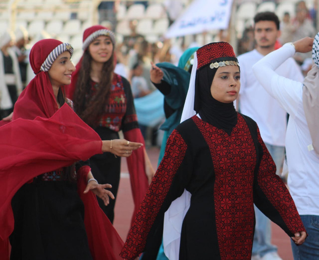 "مهرجان العزة والكرامة"... فولكلور لبناني - فلسطيني في صيدا